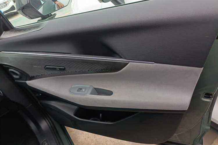 Used Lynk & Co 08 EM-P 2023 220km All-Wheel-Drive Performance Halo Right Front Door Interior