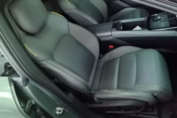 Used Lynk & Co 08 EM-P 2023 220km All-Wheel-Drive Performance Halo Right Front Seat