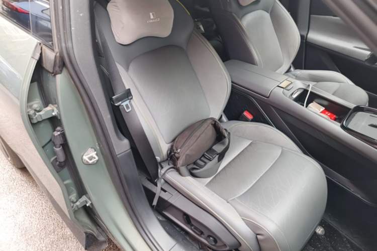 Used Lynk & Co 08 EM-P 2023 220km All-Wheel-Drive Performance Halo Right Front Seat