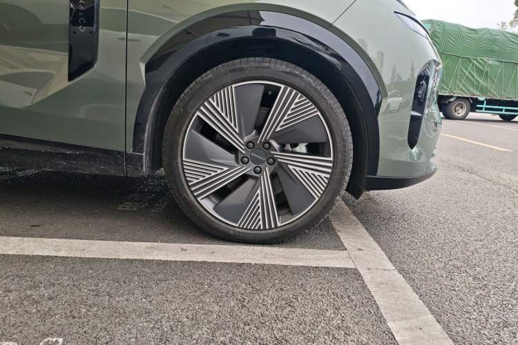 Used Lynk & Co 08 EM-P 2023 220km All-Wheel-Drive Performance Halo Right Front Wheel Hub
