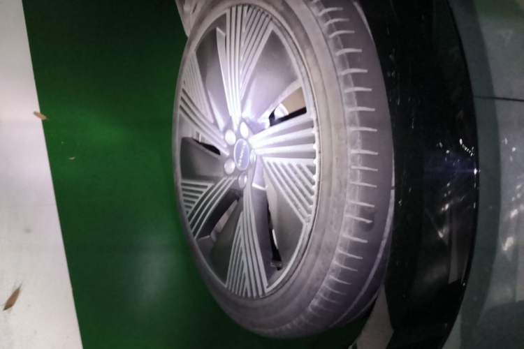 Used Lynk & Co 08 EM-P 2023 220km All-Wheel-Drive Performance Halo Right Front Wheel Hub