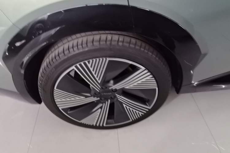 Used Lynk & Co 08 EM-P 2023 220km All-Wheel-Drive Performance Halo Right Rear Wheel Hub