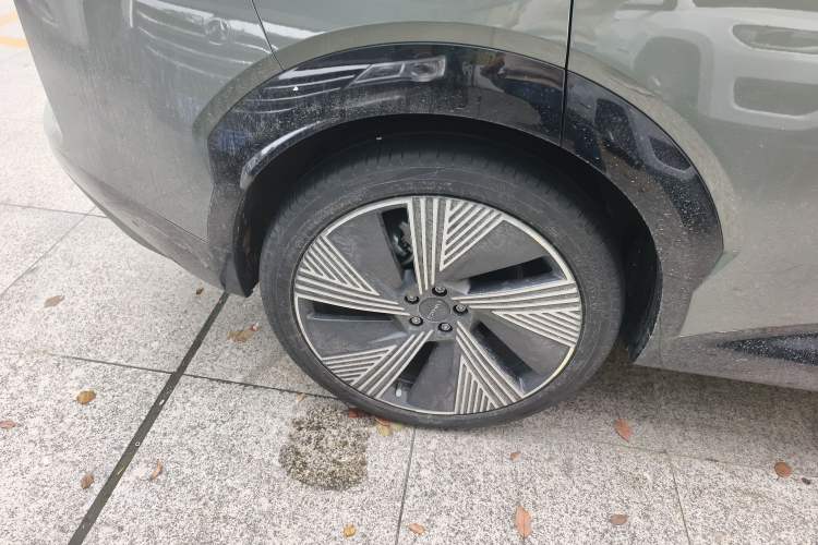 Used Lynk & Co 08 EM-P 2023 220 km Limited-Time Edition Right Rear Wheel Hub