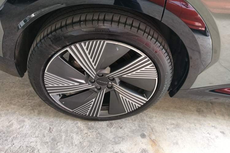 Used Lynk & Co 08 EM-P 2023 220km All-Wheel-Drive Performance Halo Right Rear Wheel Hub