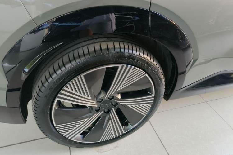 Used Lynk & Co 08 EM-P 2023 220km All-Wheel-Drive Performance Halo Right Rear Wheel Hub