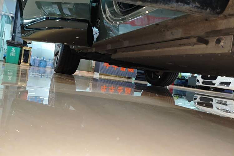 Used Lynk & Co 08 EM-P 2023 220km All-Wheel-Drive Performance Halo Right Side Sill