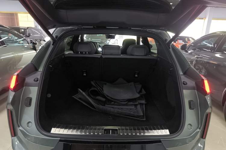 Used Lynk & Co 08 EM-P 2023 220km All-Wheel-Drive Performance Halo Trunk