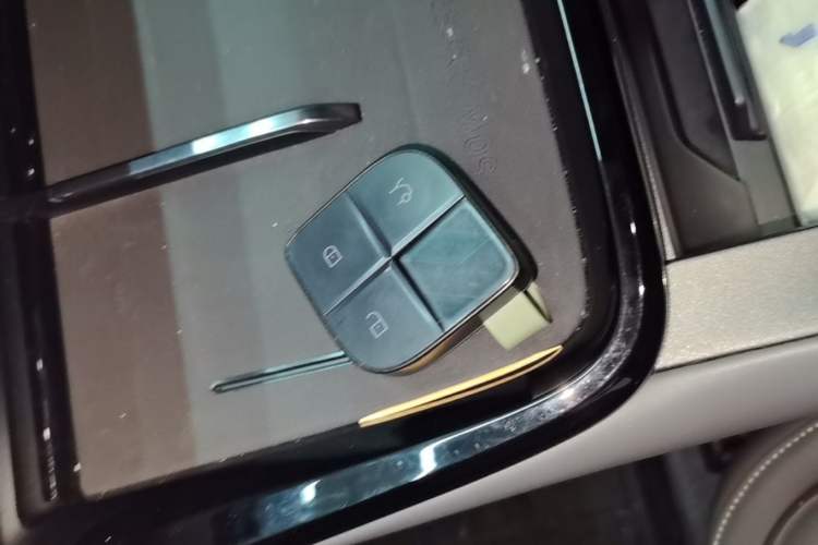 Used Lynk & Co 08 EM-P 2023 220km All-Wheel-Drive Performance Halo Vehicle Key