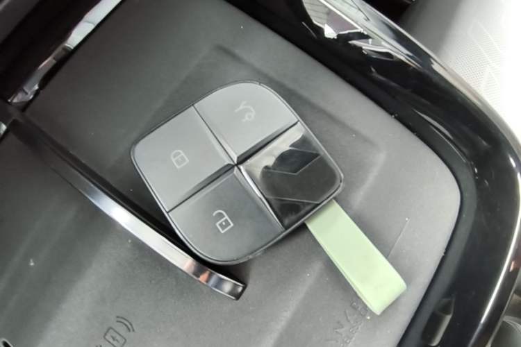 Used Lynk & Co 08 EM-P 2023 220km All-Wheel-Drive Performance Halo Vehicle Key