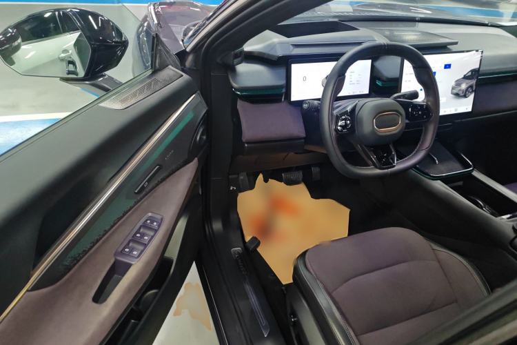 Used Lynk & Co 08 EM-P 2023 220 km Limited-Time Edition Interior 3