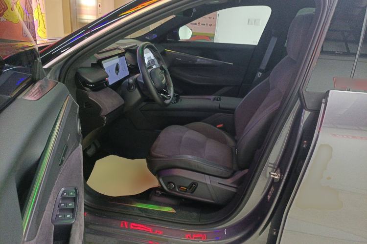 Used Lynk & Co 08 EM-P 2023 220 km Limited-Time Edition Interior 3