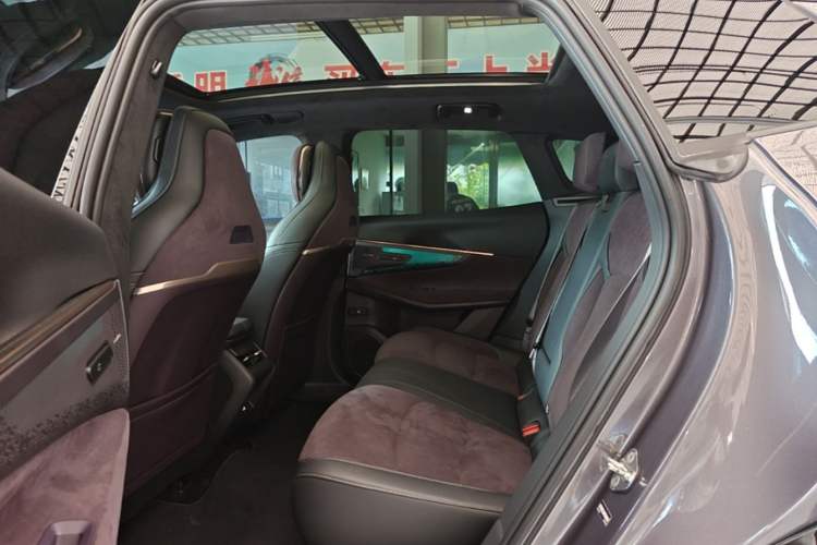 Used Lynk & Co 08 EM-P 2023 220 km Limited-Time Edition Left Rear Seat
