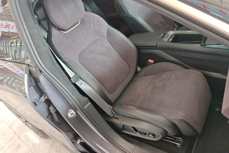 Used Lynk & Co 08 EM-P 2023 220 km Limited-Time Edition Right Front Seat