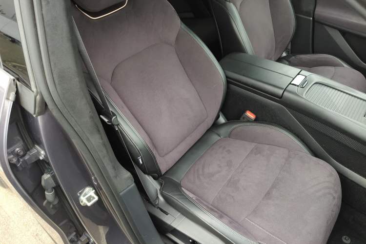 Used Lynk & Co 08 EM-P 2023 220 km Limited-Time Edition Right Front Seat