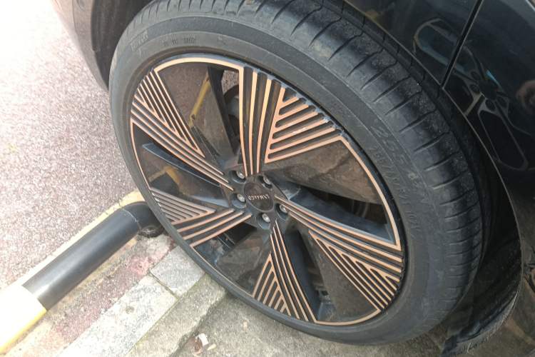 Used Lynk & Co 08 EM-P 2023 220 km Limited-Time Edition Right Rear Wheel Hub
