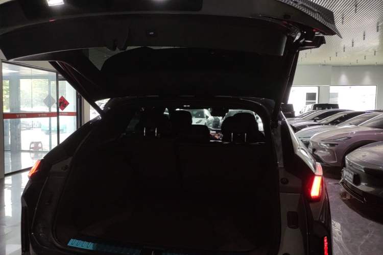 Used Lynk & Co 08 EM-P 2023 220 km Limited-Time Edition Trunk