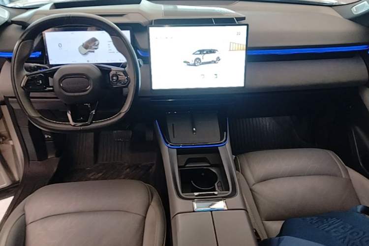Used Lynk & Co 08 EM-P 2023 120km Long-Range Halo Center Console
