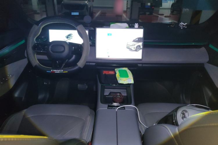 Used Lynk & Co 08 EM-P 2023 120km Long-Range Pro Center Console