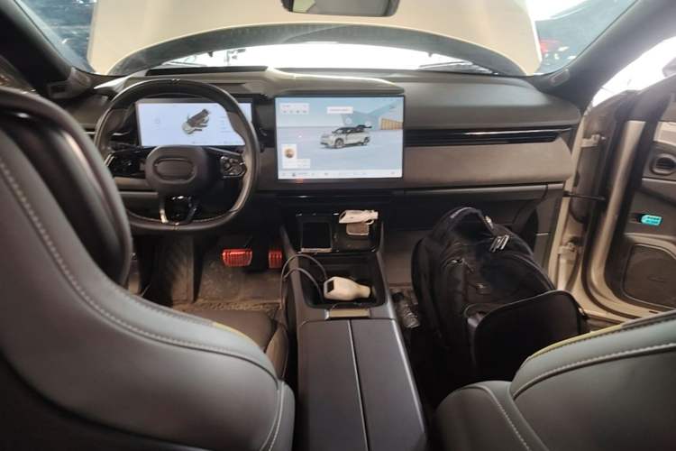 Used Lynk & Co 08 EM-P 2023 220km All-Wheel-Drive Performance Halo Center Console