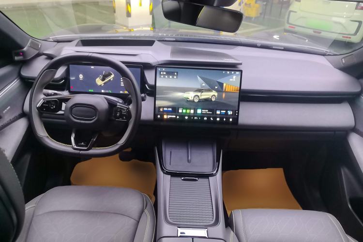 Used Lynk & Co 08 EM-P 2023 220km All-Wheel-Drive Performance Halo Center Console