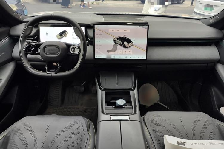 Used Lynk & Co 08 EM-P 2023 120km Long-Range Pro Center Console