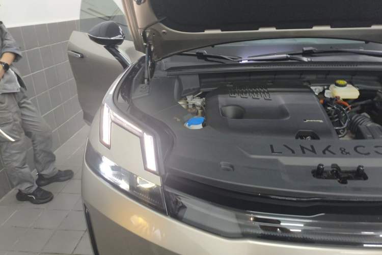 Used Lynk & Co 08 EM-P 2023 120km Long-Range Pro Engine Bay Right