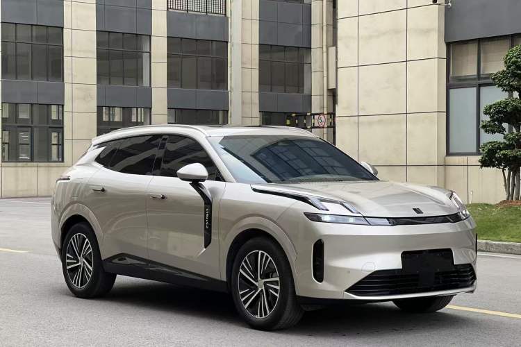 Used Lynk & Co 08 EM-P 2023 120km Long-Range Halo Exterior 1