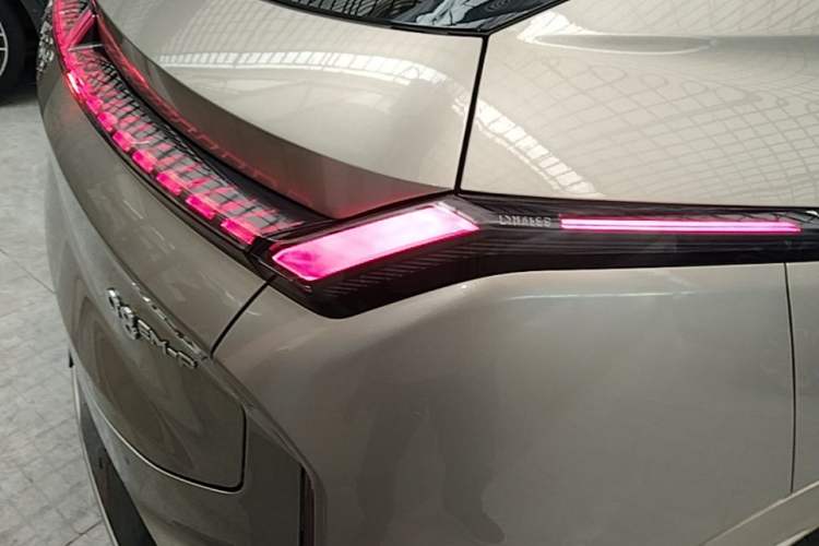 Used Lynk & Co 08 EM-P 2023 120km Long-Range Halo Exterior 3
