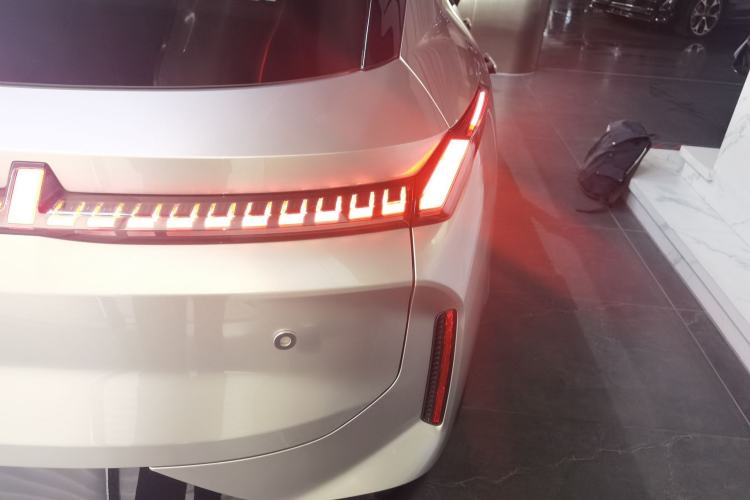 Used Lynk & Co 08 EM-P 2023 245km Ultra-Long Range Halo Exterior 3
