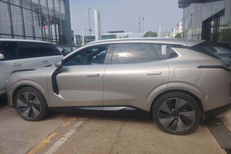 Used Lynk & Co 08 EM-P 2023 120km Long-Range Halo Exterior 3
