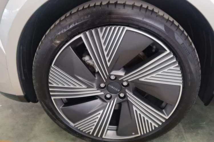 Used Lynk & Co 08 EM-P 2023 120km Long-Range Halo Exterior 4