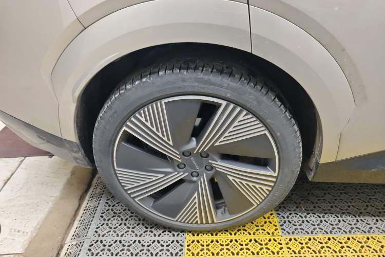 Used Lynk & Co 08 EM-P 2023 120km Long-Range Halo Exterior 8