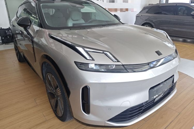 Used Lynk & Co 08 EM-P 2023 220km All-Wheel-Drive Performance Halo Front Right 45 Deg