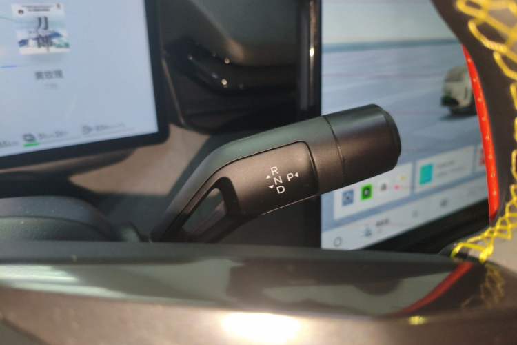 Used Lynk & Co 08 EM-P 2023 120km Long-Range Pro Gear Lever