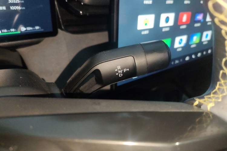 Used Lynk & Co 08 EM-P 2023 120km Long-Range Halo Gear Lever
