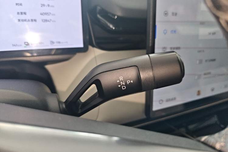 Used Lynk & Co 08 EM-P 2023 220km All-Wheel-Drive Performance Halo Gear Lever