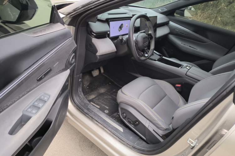 Used Lynk & Co 08 EM-P 2023 120km Long-Range Halo Interior 3