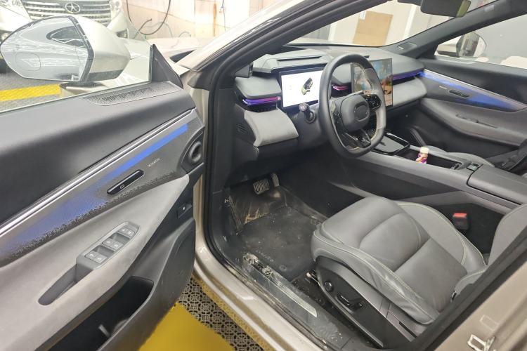 Used Lynk & Co 08 EM-P 2023 120km Long-Range Halo Interior 3