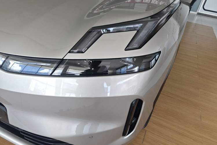 Used Lynk & Co 08 EM-P 2023 220km All-Wheel-Drive Performance Halo Left Front Headlight