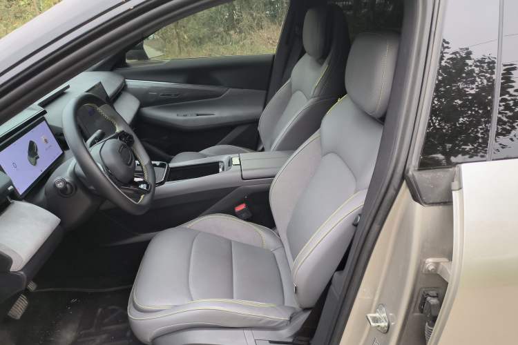 Used Lynk & Co 08 EM-P 2023 120km Long-Range Halo Left Front Seat