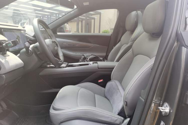 Used Lynk & Co 08 EM-P 2023 120km Long-Range Halo Left Front Seat