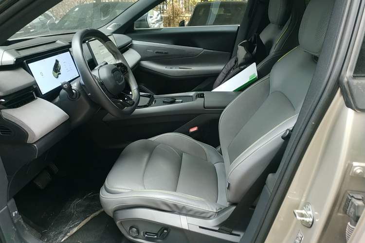 Used Lynk & Co 08 EM-P 2023 120km Long-Range Halo Left Front Seat