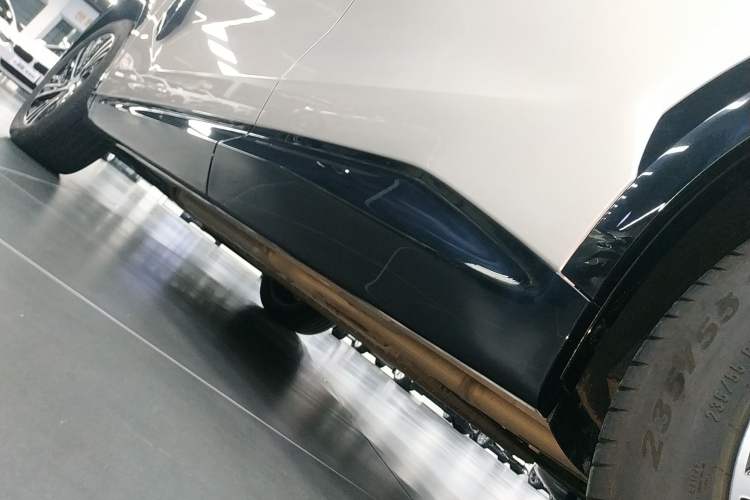 Used Lynk & Co 08 EM-P 2023 245km Ultra-Long Range Halo Left Side Sill