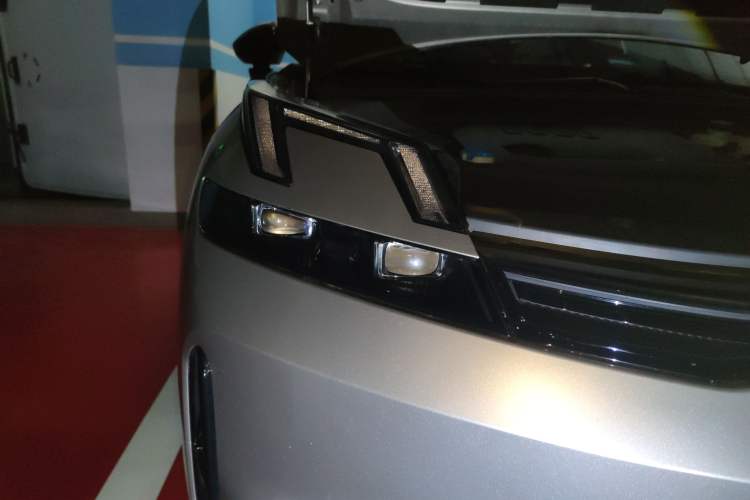 Used Lynk & Co 08 EM-P 2023 120km Long-Range Pro Right Front Headlight