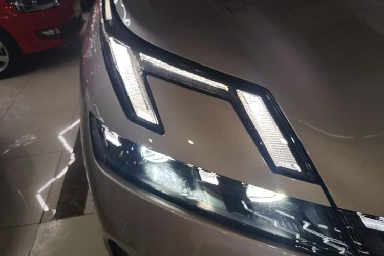 Used Lynk & Co 08 EM-P 2023 220km All-Wheel-Drive Performance Halo Right Front Headlight