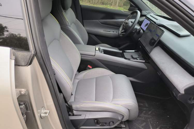 Used Lynk & Co 08 EM-P 2023 120km Long-Range Halo Right Front Seat
