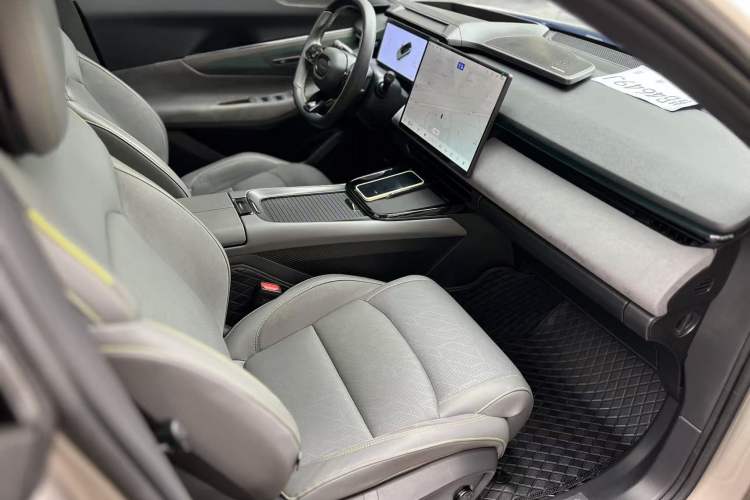 Used Lynk & Co 08 EM-P 2023 120km Long-Range Halo Right Front Seat