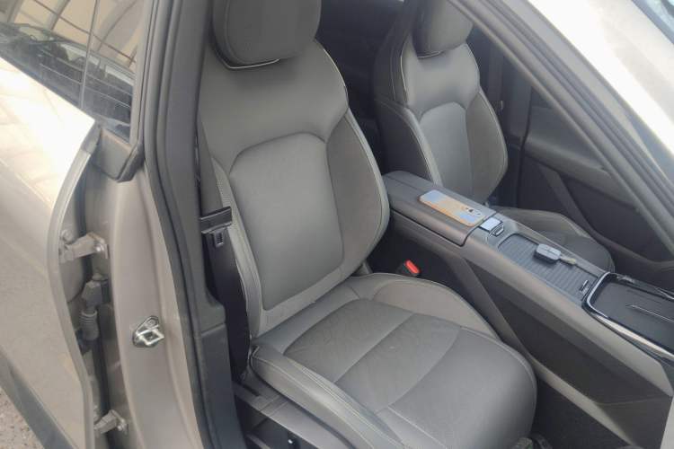 Used Lynk & Co 08 EM-P 2023 120km Long-Range Halo Right Front Seat