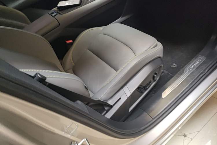 Used Lynk & Co 08 EM-P 2023 120km Long-Range Pro Right Front Seat