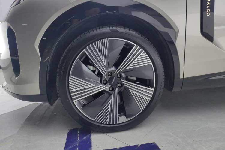 Used Lynk & Co 08 EM-P 2023 220km All-Wheel-Drive Performance Halo Right Front Wheel Hub